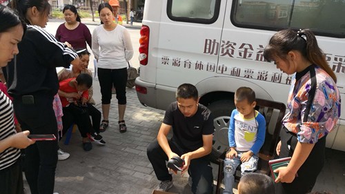 图为为在息县残联康教中心康复的建档立卡肢体残疾儿童适配足部矫形鞋 图为为在息县残联康教中心康复的建档立卡肢体残疾儿童适配足部矫形鞋