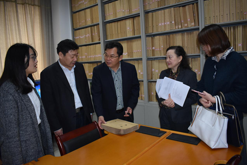 图为考核组在盲文阅览室考察 图为考核组在盲文阅览室考察