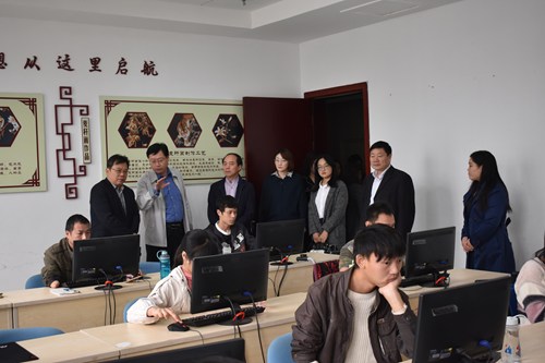 图为考核组在残疾人一体化培训教室考察 图为考核组在残疾人一体化培训教室考察