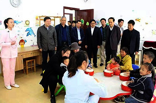 图为与会人员参观连云港市残疾儿童康复机构 图为与会人员参观连云港市残疾儿童康复机构
