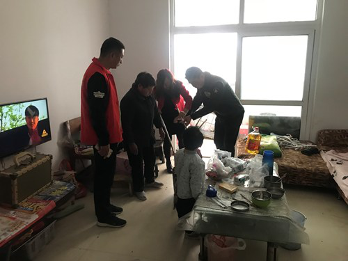 图为助残志愿者为残疾人打扫卫生 图为助残志愿者为残疾人打扫卫生