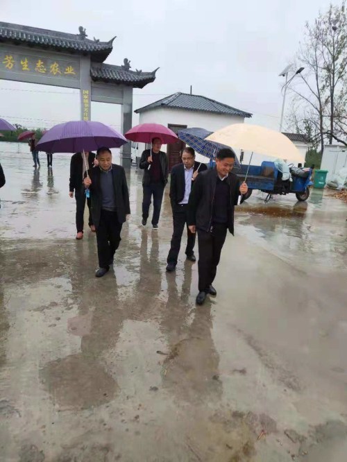 图为市委组织部副调研员于翚、市残联党组书记、理事长张银良深入平舆县调研基层党组织助残扶贫工作 图为市委组织部副调研员于翚、市残联党组书记、理事长张银良深入平舆县调研基层党组织助残扶贫工作