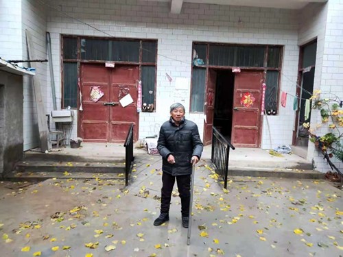 图为为残疾人改造过的地面硬化、门口坡道、扶手 图为为残疾人改造过的地面硬化、门口坡道、扶手