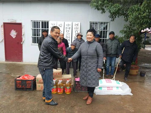 图为张伟送去的爱心物资 图为张伟送去的爱心物资