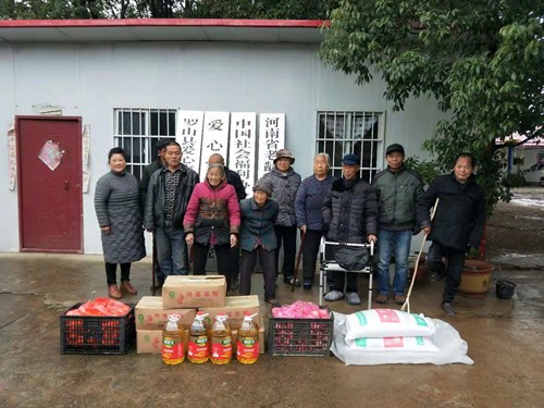 图为张伟与爱心家园养老院部分院民的合影 图为张伟与爱心家园养老院部分院民的合影