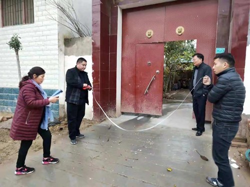图为残联、住建局、民政局、扶贫办、财政局联合验收残疾人无障碍改造工程 图为残联、住建局、民政局、扶贫办、财政局联合验收残疾人无障碍改造工程