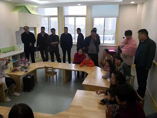 图为各县区残联理事长参观固始妇幼保健院儿童康复机构 图为各县区残联理事长参观固始妇幼保健院儿童康复机构