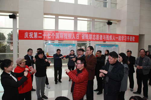 图为志愿者们一起认真学习手语 图为志愿者们一起认真学习手语