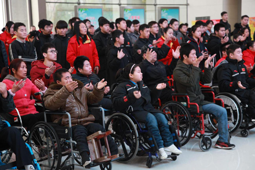 图为全体志愿者与残疾人朋友一起学习手语歌2 图为全体志愿者与残疾人朋友一起学习手语歌2