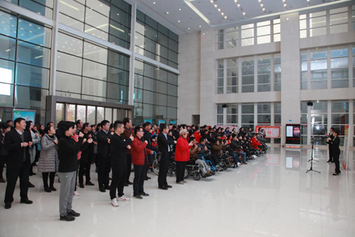 图为全体志愿者与残疾人朋友一起学习手语歌1 图为全体志愿者与残疾人朋友一起学习手语歌1
