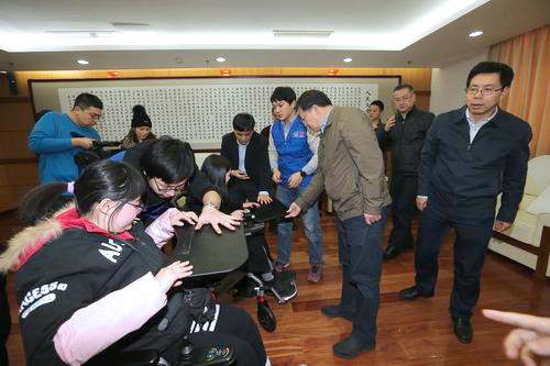 图为为残疾大学生讲解辅助器具的使用方法 图为为残疾大学生讲解辅助器具的使用方法