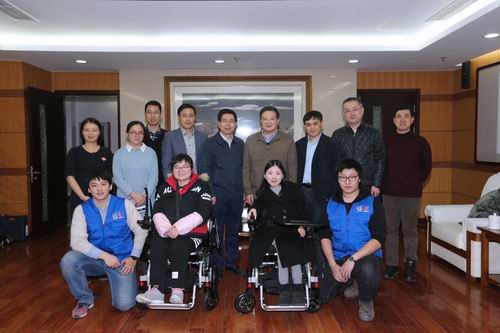 图为活动人员与残疾大学生合影留念 图为活动人员与残疾大学生合影留念