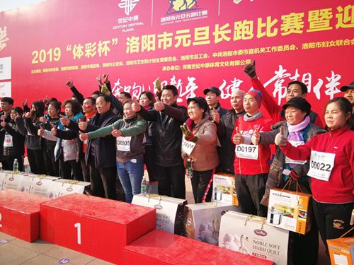 图为:洛阳市残联副理事长张国美与获奖者合影留念 图为:洛阳市残联副理事长张国美与获奖者合影留念
