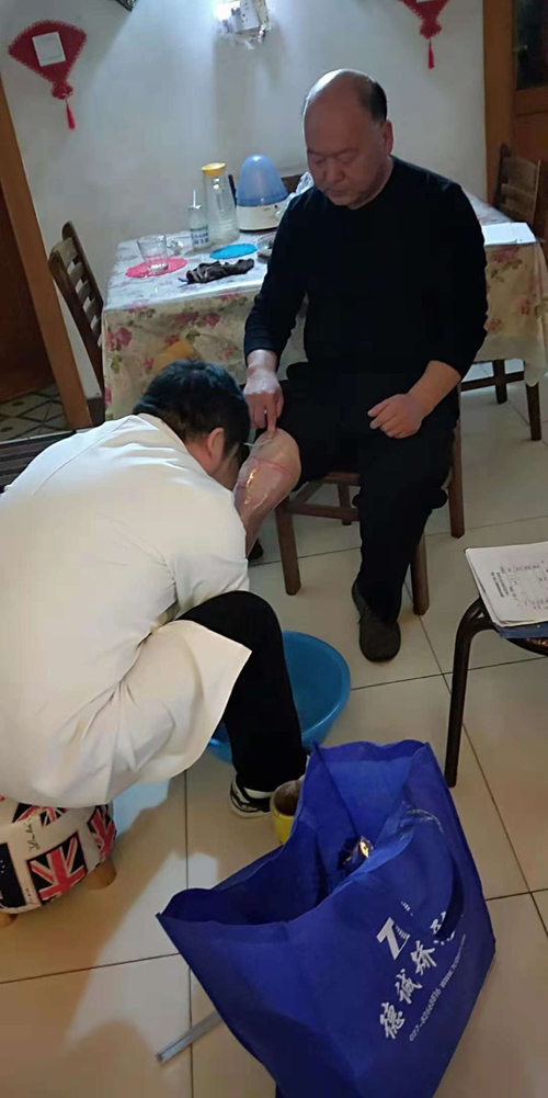 图为:洛龙区残联免费为有需求的残疾人入户安装假肢 图为:洛龙区残联免费为有需求的残疾人入户安装假肢