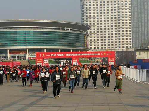 图为:残疾人运动员在起点处开跑 图为:残疾人运动员在起点处开跑