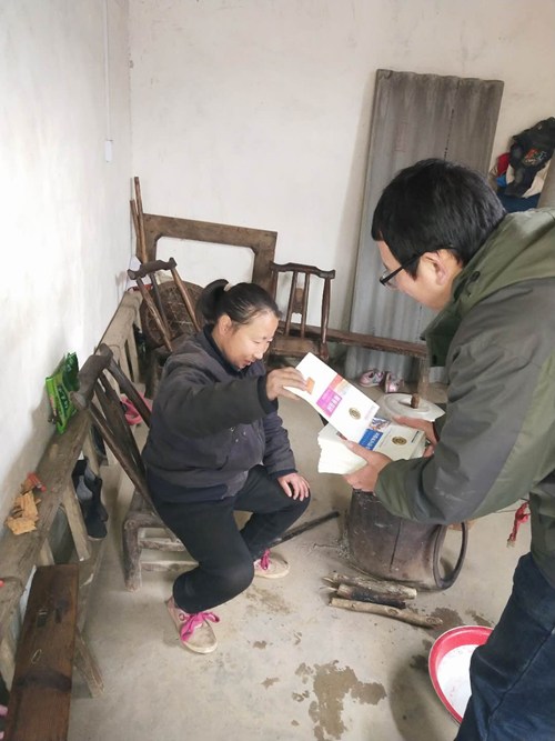 图为 信阳市残联开展 图为 信阳市残联开展