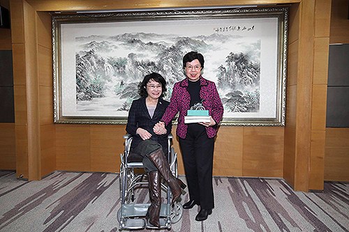 图为张海迪与陈冯富珍合影 图为张海迪与陈冯富珍合影