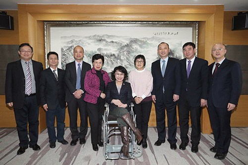 图为与会人员合影 图为与会人员合影