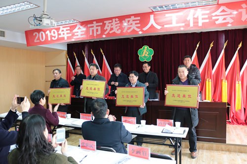 图为表彰先进单位 图为表彰先进单位