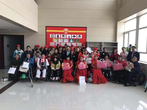 图为受助残友与志愿者合影 图为受助残友与志愿者合影