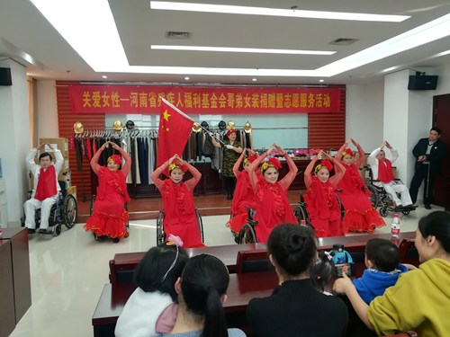 图为兰花草艺术团表演节目 图为兰花草艺术团表演节目