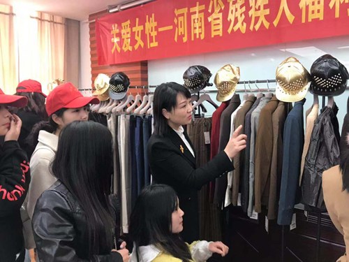 图为爱心企业代表为残友挑选服饰 图为爱心企业代表为残友挑选服饰