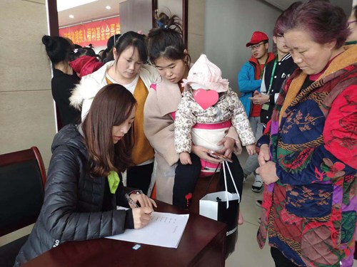 图为活动现场登记 图为活动现场登记