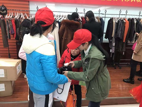 图为志愿者为残友打包服饰 图为志愿者为残友打包服饰