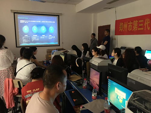 图为系统讲解第三代智能化残疾人证制卡 图为系统讲解第三代智能化残疾人证制卡