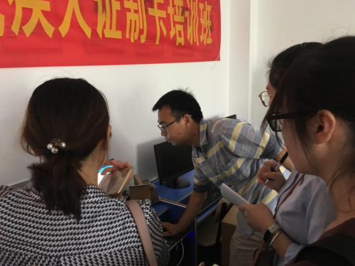 图为对工作人员进行现场指导 图为对工作人员进行现场指导
