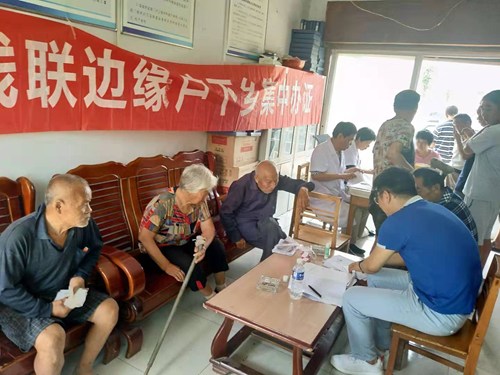 图为县威尼斯平台登录工作人员及鉴定医师下乡集中为边缘户残疾人办证 图为县威尼斯平台登录工作人员及鉴定医师下乡集中为边缘户残疾人办证