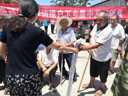 图为县威尼斯平台登录工作人员下乡集中为边缘户残疾人发放辅助器具 图为县威尼斯平台登录工作人员下乡集中为边缘户残疾人发放辅助器具
