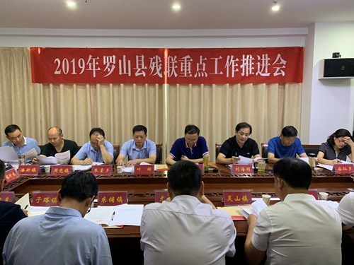 图为县威尼斯平台登录党组副书记阻篮臣、副理事长刘海明传达相关文件 图为县威尼斯平台登录党组副书记阻篮臣、副理事长刘海明传达相关文件