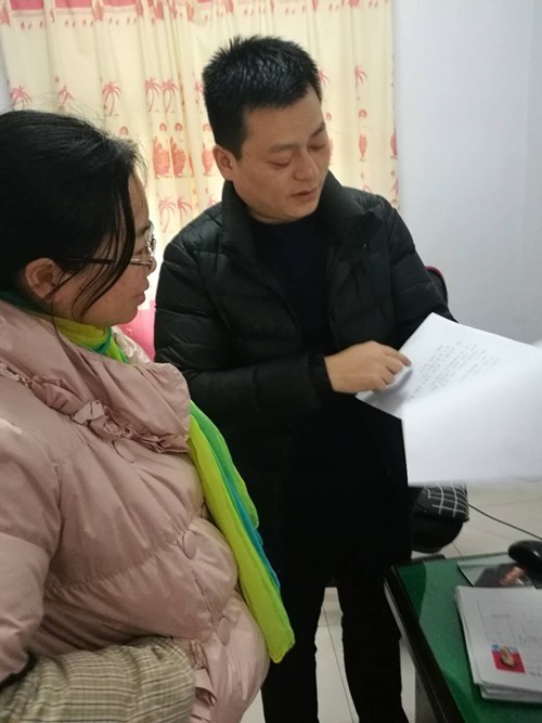 图为浉河区残联康教中心李康德主任实地查看农村贫困残疾人家庭无障碍改造资料现场图片 图为浉河区残联康教中心李康德主任实地查看农村贫困残疾人家庭无障碍改造资料现场图片