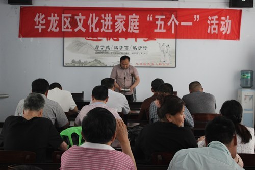 图为:朗诵现场 图为:朗诵现场