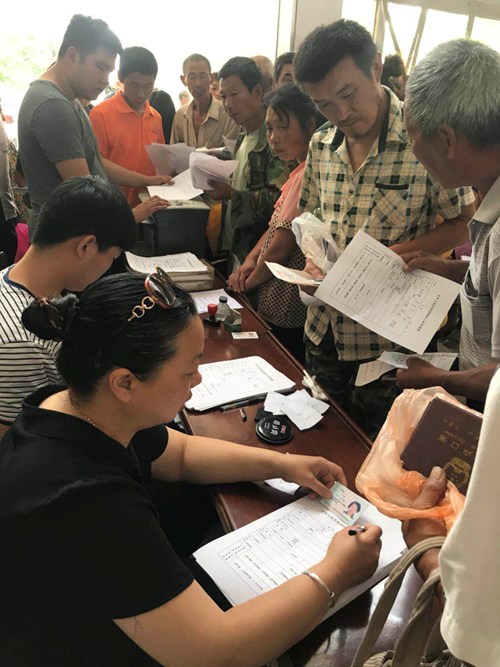 图为办证现场 图为办证现场