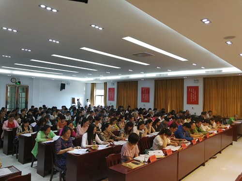 图为:信息采集员认真学习培训内容 图为:信息采集员认真学习培训内容