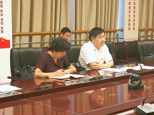 图为:娄部长听取市残联行业部门脱贫攻坚工作情况汇报 图为:娄部长听取市残联行业部门脱贫攻坚工作情况汇报
