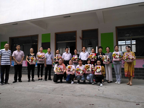图为慰问康复中心教师 图为慰问康复中心教师