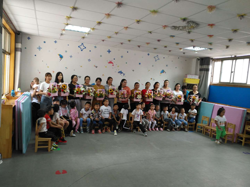 图为:康复中心教师和孩子们 图为:康复中心教师和孩子们