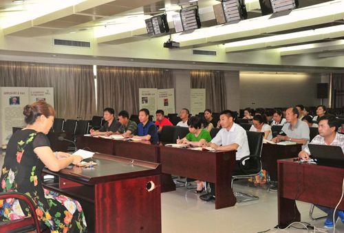 图为:全体人员学习传达中国残联七代会精神 图为:全体人员学习传达中国残联七代会精神