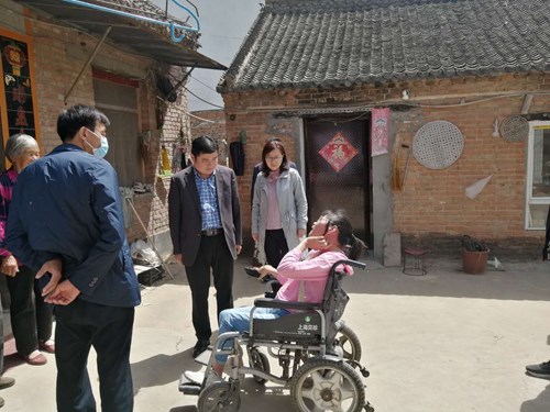 图为市残联副理事长王曙光同志与残疾人王蕾亲切交谈 图为市残联副理事长王曙光同志与残疾人王蕾亲切交谈