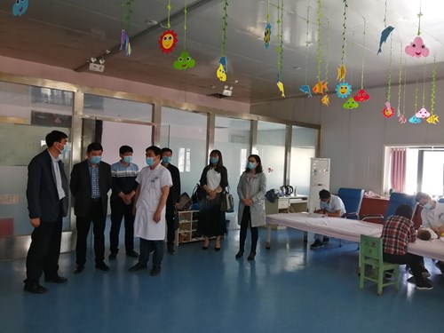 图为商丘市残联副理事长王曙光同志听取康复机构负责人汇报 图为商丘市残联副理事长王曙光同志听取康复机构负责人汇报