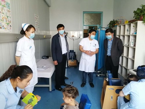 图为商丘市残联副理事长王曙光同志实地查看儿童康复情况 图为商丘市残联副理事长王曙光同志实地查看儿童康复情况