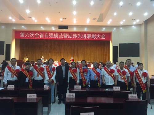 图为商丘市残联党组书记、理事长张林卿与商丘市获奖者合影 图为商丘市残联党组书记、理事长张林卿与商丘市获奖者合影