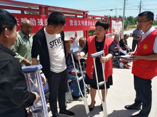 图为示商丘市城乡一体化示范区残联组织开展爱心慰问活动现场2