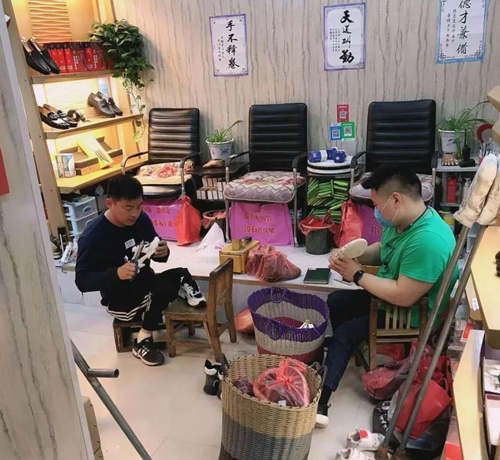 图为商丘市民权县残疾人李振凯工作中2