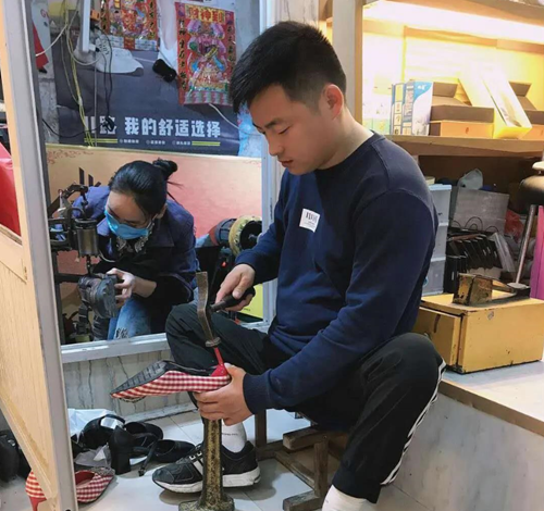 图为商丘市民权县残疾人李振凯工作中