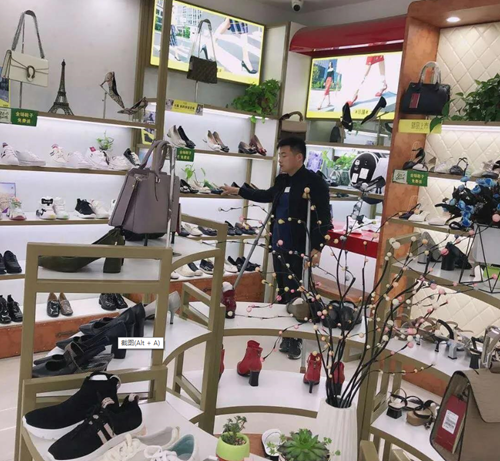 图为商丘市民权县残疾人李振凯创办的鞋店