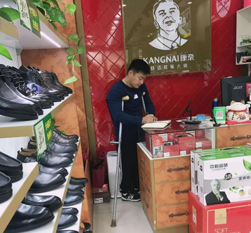 图为商丘市民权县残疾人李振凯工作中3